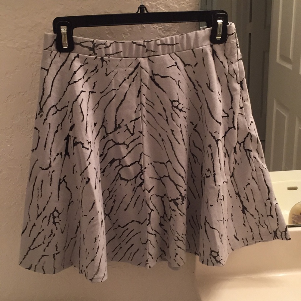 White cracked style design skirt